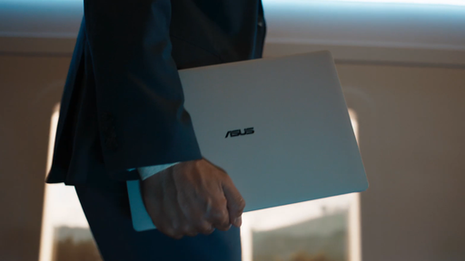 Hombre con portátil Asus